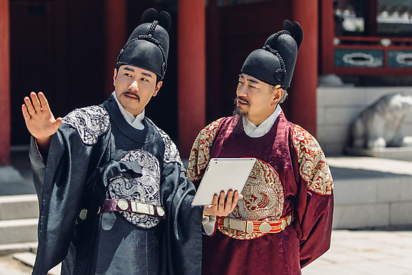 포토 JPG 주간 남자 안내 설명 서기 들기 상반신 성인 야외 두명 앞모습 30대 태블릿 궁전 한국인 60대 한복 왕 조선시대 세자 왕족전통의상 성인남자만 사극 국내포토 자연요소 한국전통 전통 노년 뷰포인트 고건축 모션 사람 동양인 장년 전자제품 스마트기기 역사 전통의상 남자만 성인만 파일형식