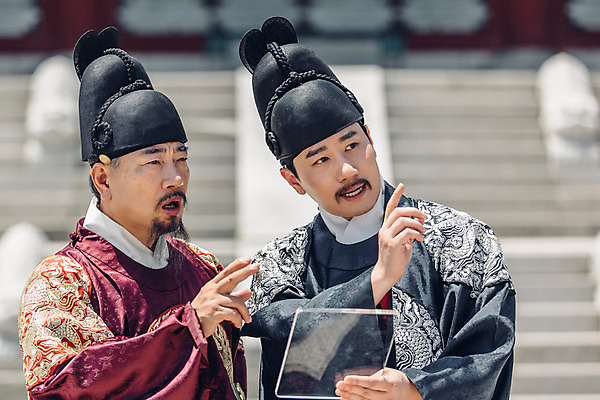 포토 JPG 주간 남자 서기 들기 상반신 성인 야외 두명 앞모습 30대 궁전 한국인 60대 한복 왕 조선시대 세자 왕족전통의상 아크릴 성인남자만 사극 국내포토 자연요소 한국전통 전통 노년 뷰포인트 고건축 모션 재질 사람 동양인 장년 역사 전통의상 남자만 성인만 파일형식