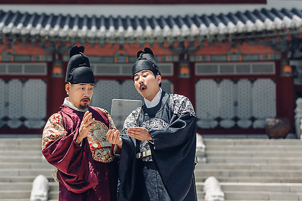 포토 JPG 주간 남자 서기 들기 상반신 성인 야외 두명 앞모습 30대 놀람 궁전 한국인 60대 한복 왕 조선시대 세자 왕족전통의상 아크릴 성인남자만 사극 국내포토 자연요소 한국전통 전통 노년 감정 뷰포인트 고건축 모션 재질 표정 사람 동양인 장년 역사 전통의상 남자만 성인만 파일형식