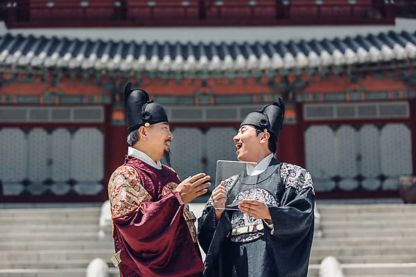 포토 JPG 주간 남자 서기 미소 웃음 들기 상반신 성인 야외 두명 앞모습 30대 궁전 한국인 60대 한복 왕 조선시대 세자 왕족전통의상 아크릴 성인남자만 사극 국내포토 자연요소 한국전통 전통 노년 뷰포인트 고건축 모션 재질 표정 사람 동양인 장년 역사 전통의상 남자만 성인만 파일형식