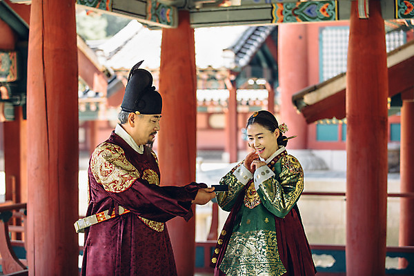 포토 JPG 주간 여자 남자 40대 서기 미소 상반신 성인 야외 두명 옆모습 궁전 기쁨 한국인 신용카드 60대 한복 왕 조선시대 여왕 왕족전통의상 성인만 사극 국내포토 자연요소 한국전통 전통 노년 감정 뷰포인트 중년 고건축 모션 표정 사람 동양인 금융 역사 전통의상 파일형식