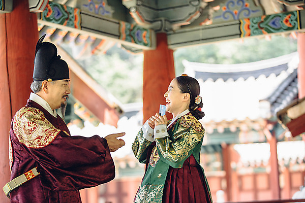 포토 JPG 주간 여자 남자 40대 서기 미소 상반신 성인 야외 두명 옆모습 마주보기 궁전 기쁨 한국인 신용카드 60대 한복 왕 조선시대 여왕 왕족전통의상 성인만 사극 국내포토 자연요소 한국전통 전통 노년 감정 뷰포인트 중년 고건축 모션 표정 사람 동양인 금융 역사 전통의상 파일형식