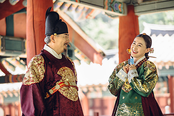 포토 JPG 주간 여자 남자 40대 서기 미소 상반신 성인 야외 두명 옆모습 궁전 기쁨 한국인 신용카드 60대 한복 왕 조선시대 여왕 왕족전통의상 성인만 사극 국내포토 자연요소 한국전통 전통 노년 감정 뷰포인트 중년 고건축 모션 표정 사람 동양인 금융 역사 전통의상 파일형식