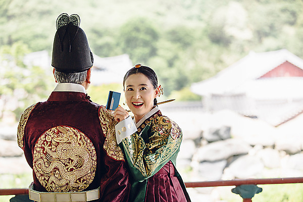 포토 JPG 주간 여자 남자 40대 서기 미소 들기 상반신 성인 야외 두명 앞모습 뒷모습 놀람 궁전 한국인 신용카드 60대 한복 왕 조선시대 여왕 왕족전통의상 성인만 사극 국내포토 자연요소 한국전통 전통 노년 감정 뷰포인트 중년 고건축 모션 표정 사람 동양인 금융 역사 전통의상 파일형식