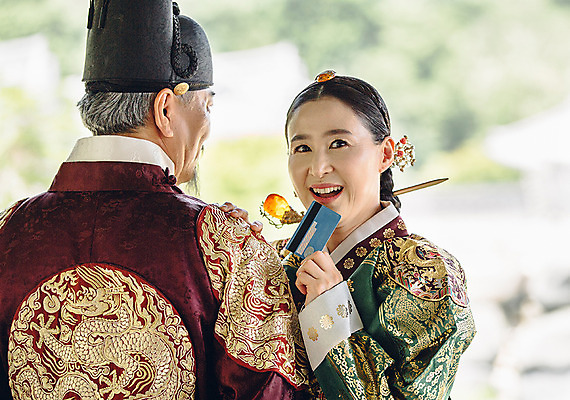 포토 JPG 주간 여자 남자 40대 서기 미소 들기 상반신 성인 야외 두명 앞모습 뒷모습 궁전 한국인 신용카드 60대 한복 왕 조선시대 여왕 왕족전통의상 성인만 사극 국내포토 자연요소 한국전통 전통 노년 뷰포인트 중년 고건축 모션 표정 사람 동양인 금융 역사 전통의상 파일형식