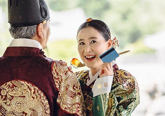 포토 JPG 주간 여자 남자 40대 서기 미소 들기 상반신 성인 야외 두명 앞모습 뒷모습 놀람 궁전 한국인 신용카드 60대 한복 왕 조선시대 여왕 왕족전통의상 성인만 사극 국내포토 자연요소 한국전통 전통 노년 감정 뷰포인트 중년 고건축 모션 표정 사람 동양인 금융 역사 전통의상 파일형식