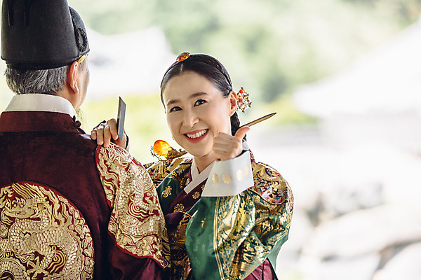 포토 JPG 주간 여자 남자 40대 서기 미소 들기 손짓 상반신 성인 야외 두명 앞모습 뒷모습 궁전 한국인 엄지손가락 최고 신용카드 60대 한복 왕 조선시대 여왕 왕족전통의상 성인만 사극 국내포토 자연요소 한국전통 전통 노년 뷰포인트 중년 고건축 손가락 모션 표정 사람 동양인 금융 역사 전통의상 파일형식