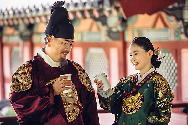 포토 JPG 주간 여자 남자 커피 40대 서기 미소 상반신 성인 야외 두명 앞모습 궁전 한국인 60대 한복 종이컵 왕 조선시대 여왕 왕족전통의상 성인만 사극 국내포토 자연요소 한국전통 전통 노년 음료 뷰포인트 중년 고건축 모션 표정 사람 동양인 컵 역사 전통의상 일회용 파일형식