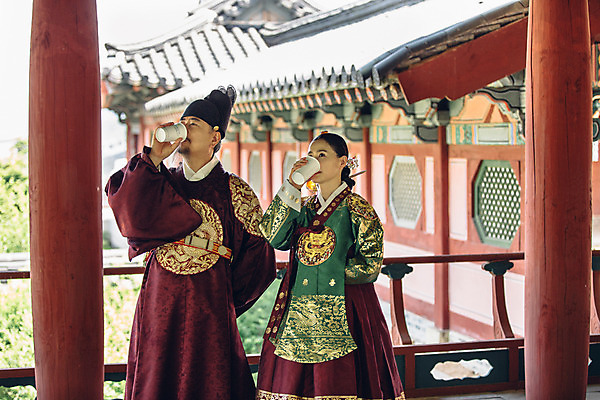 포토 JPG 주간 여자 남자 커피 40대 서기 상반신 성인 야외 두명 앞모습 궁전 한국인 마시기 60대 한복 종이컵 왕 조선시대 여왕 왕족전통의상 성인만 사극 국내포토 자연요소 한국전통 전통 노년 음료 뷰포인트 중년 고건축 모션 사람 동양인 컵 역사 전통의상 일회용 파일형식