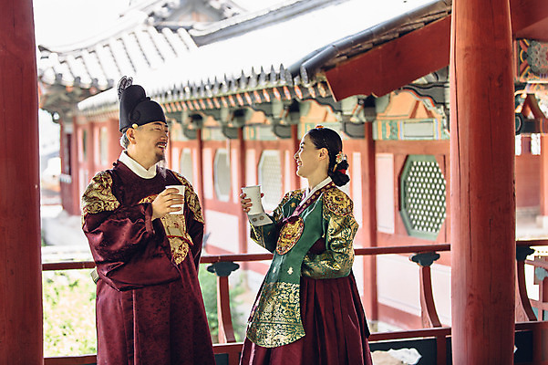 포토 JPG 주간 여자 남자 40대 서기 미소 웃음 상반신 성인 야외 두명 옆모습 마주보기 궁전 한국인 60대 한복 종이컵 왕 조선시대 여왕 왕족전통의상 성인만 사극 국내포토 자연요소 한국전통 전통 노년 뷰포인트 중년 고건축 모션 표정 사람 동양인 컵 역사 전통의상 일회용 파일형식