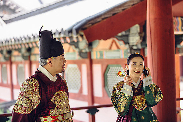 포토 JPG 주간 여자 남자 40대 서기 미소 들기 상반신 성인 야외 두명 앞모습 옆모습 스마트폰 궁전 한국인 60대 한복 왕 조선시대 통화 여왕 왕족전통의상 성인만 사극 국내포토 자연요소 한국전통 전통 노년 뷰포인트 중년 고건축 모션 표정 사람 동양인 핸드폰 스마트기기 역사 전통의상 파일형식