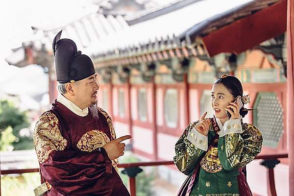 포토 JPG 주간 여자 남자 40대 서기 들기 상반신 성인 야외 두명 앞모습 옆모습 스마트폰 궁전 한국인 60대 한복 왕 조선시대 통화 여왕 왕족전통의상 성인만 사극 국내포토 자연요소 한국전통 전통 노년 뷰포인트 중년 고건축 모션 사람 동양인 핸드폰 스마트기기 역사 전통의상 파일형식