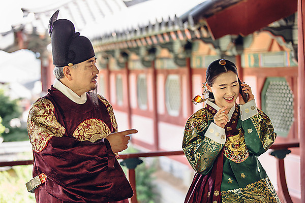 포토 JPG 주간 여자 남자 40대 서기 미소 웃음 들기 상반신 성인 야외 두명 앞모습 옆모습 스마트폰 궁전 한국인 60대 한복 왕 조선시대 통화 여왕 왕족전통의상 성인만 사극 국내포토 자연요소 한국전통 전통 노년 뷰포인트 중년 고건축 모션 표정 사람 동양인 핸드폰 스마트기기 역사 전통의상 파일형식