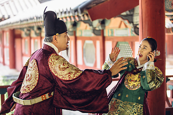 포토 JPG 주간 여자 남자 40대 서기 들기 상반신 성인 야외 두명 앞모습 옆모습 스마트폰 궁전 한국인 60대 한복 왕 조선시대 통화 여왕 방해 왕족전통의상 성인만 사극 국내포토 자연요소 한국전통 전통 노년 뷰포인트 중년 컨셉 고건축 모션 사람 동양인 핸드폰 스마트기기 역사 전통의상 파일형식