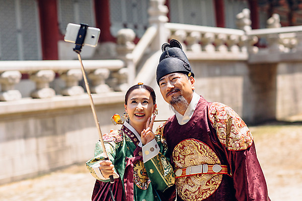 포토 JPG 주간 여자 남자 40대 서기 미소 들기 손짓 상반신 성인 야외 두명 앞모습 궁전 한국인 60대 한복 셀프카메라 왕 조선시대 브이 여왕 셀카봉 왕족전통의상 성인만 사극 국내포토 자연요소 한국전통 전통 노년 뷰포인트 중년 고건축 모션 표정 사람 동양인 사진촬영 역사 전통의상 파일형식