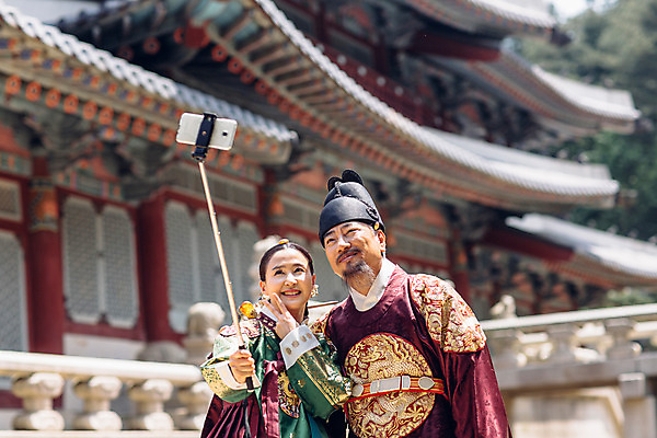 포토 JPG 주간 여자 남자 40대 서기 미소 들기 손짓 상반신 성인 야외 두명 앞모습 궁전 한국인 60대 한복 셀프카메라 왕 조선시대 브이 여왕 셀카봉 왕족전통의상 성인만 사극 국내포토 자연요소 한국전통 전통 노년 뷰포인트 중년 고건축 모션 표정 사람 동양인 사진촬영 역사 전통의상 파일형식