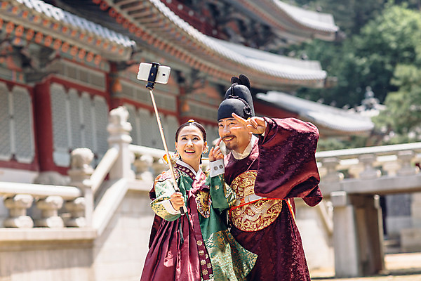 포토 JPG 주간 여자 남자 40대 서기 미소 들기 손짓 상반신 성인 야외 두명 앞모습 궁전 한국인 60대 한복 셀프카메라 왕 조선시대 브이 여왕 셀카봉 왕족전통의상 성인만 사극 국내포토 자연요소 한국전통 전통 노년 뷰포인트 중년 고건축 모션 표정 사람 동양인 사진촬영 역사 전통의상 파일형식