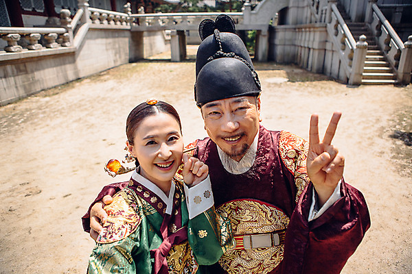 포토 JPG 주간 여자 남자 40대 서기 미소 손짓 상반신 성인 야외 두명 앞모습 궁전 한국인 60대 한복 셀프카메라 왕 조선시대 브이 여왕 왕족전통의상 성인만 사극 국내포토 자연요소 한국전통 전통 노년 뷰포인트 중년 고건축 모션 표정 사람 동양인 사진촬영 역사 전통의상 파일형식