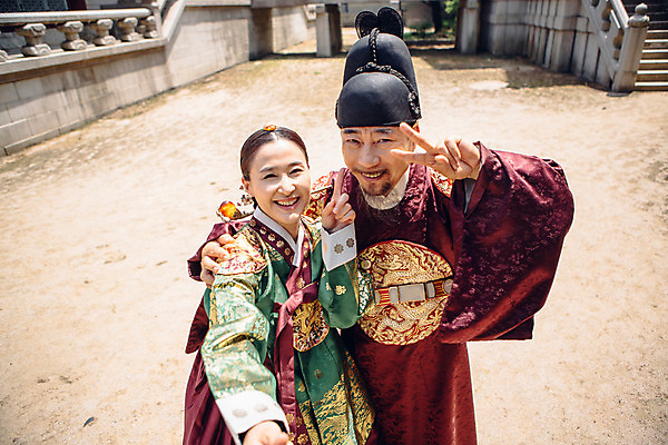 포토 JPG 주간 여자 남자 40대 서기 미소 손짓 상반신 성인 야외 두명 앞모습 궁전 한국인 60대 한복 셀프카메라 왕 조선시대 브이 여왕 왕족전통의상 성인만 사극 국내포토 자연요소 한국전통 전통 노년 뷰포인트 중년 고건축 모션 표정 사람 동양인 사진촬영 역사 전통의상 파일형식