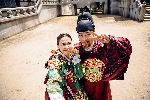 포토 JPG 주간 여자 남자 40대 서기 미소 손짓 상반신 성인 야외 두명 앞모습 궁전 한국인 60대 한복 셀프카메라 왕 조선시대 브이 여왕 왕족전통의상 성인만 사극 국내포토 자연요소 한국전통 전통 노년 뷰포인트 중년 고건축 모션 표정 사람 동양인 사진촬영 역사 전통의상 파일형식