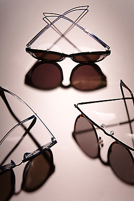 포토 JPG 스튜디오촬영 안경 백그라운드 실내 그림자 사람없음 선글라스 반사 거울 오브젝트 안경테 국내포토 잡화 내부 파일형식