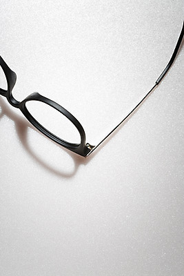 포토 JPG 스튜디오촬영 안경 백그라운드 실내 사람없음 반사 깨끗함 거울 오브젝트 안경테 국내포토 잡화 컨셉 내부 파일형식