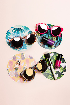 포토 JPG 스튜디오촬영 안경 컬러 백그라운드 무늬 패턴 나뭇잎 실내 사람없음 선글라스 반사 화장품 거울 파인애플 오브젝트 매니큐어 메이크업브러쉬 안경테 앰플 국내포토 잡화 잎 과일 내부 뷰티 붓 열대과일 파일형식