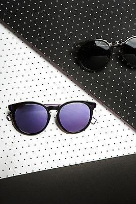 포토 JPG 스튜디오촬영 안경 컬러 백그라운드 무늬 패턴 실내 사람없음 선글라스 반사 물방울무늬 거울 오브젝트 안경테 국내포토 잡화 내부 파일형식