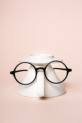 포토 JPG 스튜디오촬영 안경 백그라운드 실내 사람없음 반사 거울 오브젝트 안경테 커피여과기 커피용품 국내포토 잡화 내부 파일형식