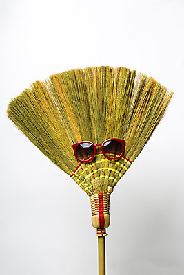 포토 JPG 스튜디오촬영 안경 백그라운드 실내 사람없음 선글라스 반사 거울 빗자루 오브젝트 안경테 국내포토 잡화 내부 청소도구 파일형식