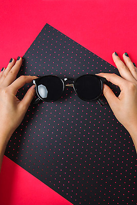 포토 JPG 스튜디오촬영 손 안경 백그라운드 실내 신체부위 여름휴가 바캉스 선글라스 반사 물방울무늬 거울 오브젝트 안경테 국내포토 잡화 무늬 휴가 사람 내부 파일형식 여름_계절