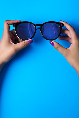 포토 JPG 스튜디오촬영 손 안경 백그라운드 실내 신체부위 파란색 여름휴가 바캉스 선글라스 반사 거울 오브젝트 안경테 국내포토 잡화 컬러 휴가 사람 내부 파일형식 여름_계절