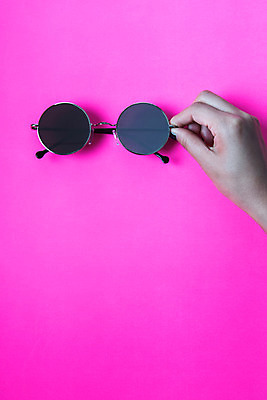 포토 JPG 스튜디오촬영 손 안경 백그라운드 실내 신체부위 여름휴가 바캉스 선글라스 반사 거울 오브젝트 안경테 국내포토 잡화 휴가 사람 내부 파일형식 여름_계절