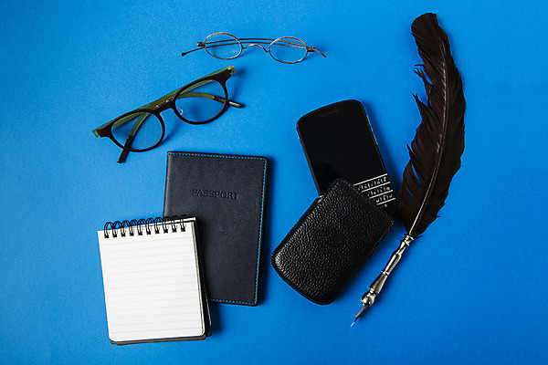 포토 JPG 스튜디오촬영 안경 백그라운드 실내 사람없음 스마트폰 반사 거울 오브젝트 깃털펜 스프링수첩 안경테 여권케이스 국내포토 잡화 내부 핸드폰 스마트기기 펜 다이어리 파일형식