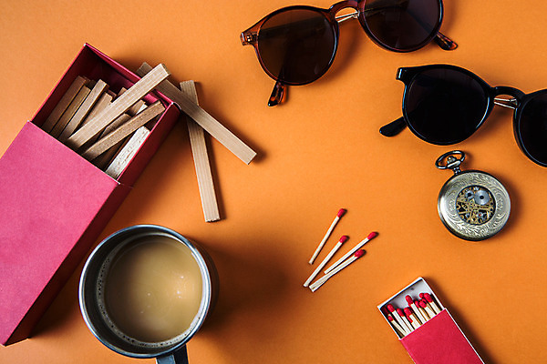 포토 JPG 스튜디오촬영 안경 커피 백그라운드 실내 사람없음 선글라스 반사 거울 커피잔 성냥 오브젝트 회중시계 나무막대기 안경테 국내포토 잡화 음료 시계 잔 내부 막대기 파일형식