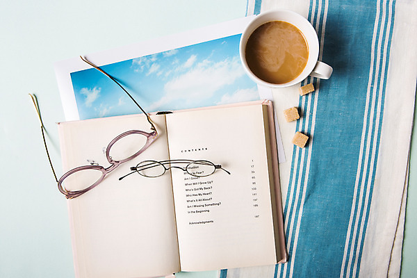 포토 JPG 스튜디오촬영 안경 백그라운드 실내 사람없음 책 여름휴가 바캉스 반사 거울 커피잔 각설탕 천 오브젝트 안경테 국내포토 잡화 커피 휴가 잔 내부 직물 설탕 파일형식 여름_계절