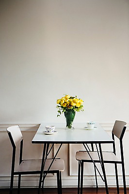 포토 JPG 꽃 의자 탁자 스튜디오 실내 사람없음 장식 인테리어 장미 꽃병 찻잔 오브젝트 스타일링 국내포토 식물 디자인 가구 잔 내부 파일형식