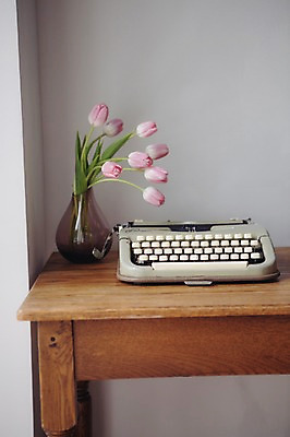 포토 JPG 꽃 탁자 스튜디오 실내 사람없음 장식 인테리어 꽃병 튤립 오브젝트 타자기 스타일링 국내포토 식물 디자인 가구 내부 골동품 파일형식