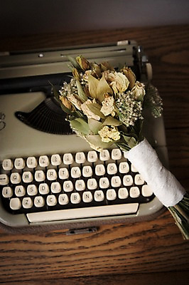 포토 JPG 꽃 부케 스튜디오 건조 실내 사람없음 장식 인테리어 오브젝트 타자기 스타일링 국내포토 식물 디자인 꽃다발 내부 골동품 파일형식