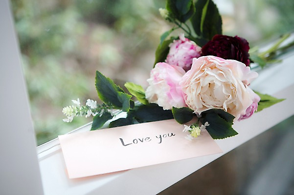 포토 JPG 꽃 스튜디오 실내 사람없음 장식 인테리어 러브레터 창가 오브젝트 스타일링 작약 국내포토 식물 디자인 창문 내부 편지 파일형식