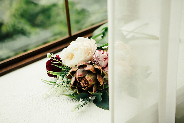 포토 JPG 꽃 스튜디오 실내 사람없음 장식 인테리어 커튼 창가 오브젝트 스타일링 아티초크 작약 국내포토 식물 디자인 창문 내부 파일형식