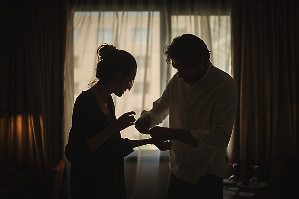 포토 JPG 서양인 커플 여자 남자 데이트 창문 팔찌 실내 서기 상반신 성인 두명 옆모습 30대 어둠 다정 커튼 역광 크로아티아 성인만 국내포토 외국인 유럽 뷰포인트 컨셉 장신구 관계 모션 사람 내부 장년 파일형식