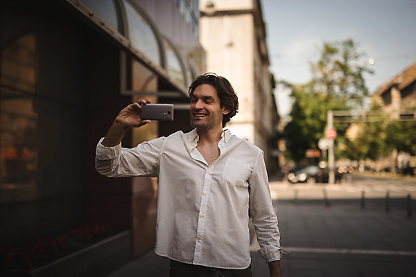 포토 JPG 주간 서양인 남자 여유 거리 한명 미소 들기 상반신 성인 야외 앞모습 30대 스마트폰 걷기 도시 셀프카메라 크로아티아 성인남자한명만 국내포토 자연요소 외국인 1 감정 유럽 뷰포인트 모션 표정 사람 장년 핸드폰 스마트기기 사진촬영 남자한명만 성인남자만 파일형식