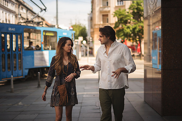 포토 JPG 주간 서양인 커플 여자 남자 데이트 거리 대화 상반신 성인 야외 두명 앞모습 30대 걷기 도시 크로아티아 트램 성인만 국내포토 자연요소 외국인 유럽 교통수단 뷰포인트 관계 모션 말하기 사람 장년 파일형식