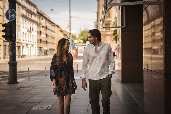 포토 JPG 주간 서양인 커플 여자 남자 데이트 거리 대화 상반신 성인 야외 두명 앞모습 30대 걷기 도시 크로아티아 성인만 국내포토 자연요소 외국인 유럽 뷰포인트 관계 모션 말하기 사람 장년 파일형식