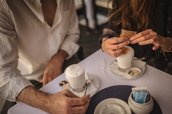포토 JPG 주간 서양인 커플 여자 남자 커피 데이트 탁자 앉기 손짓 상반신 성인 야외 두명 앞모습 30대 다정 카페 크로아티아 성인만 국내포토 자연요소 외국인 유럽 음료 뷰포인트 가구 컨셉 관계 모션 사람 장년 상점 파일형식