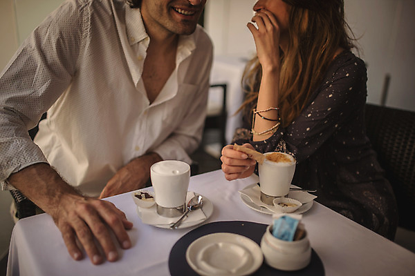 포토 JPG 주간 서양인 커플 여자 남자 데이트 탁자 대화 앉기 상반신 성인 야외 두명 앞모습 30대 식당 다정 카페 크로아티아 성인만 국내포토 자연요소 외국인 유럽 뷰포인트 가구 컨셉 관계 모션 말하기 사람 장년 상점 파일형식