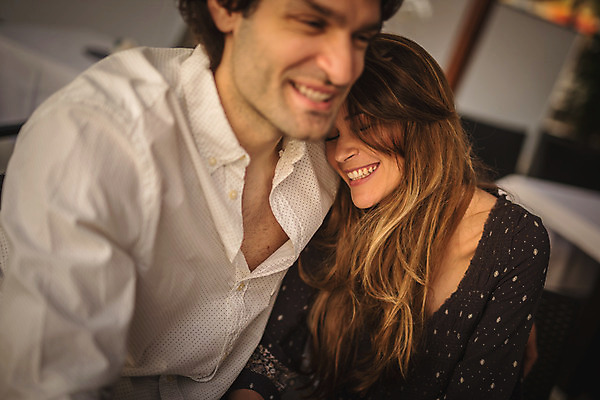 포토 JPG 주간 서양인 커플 여자 남자 데이트 안기 미소 앉기 상반신 성인 야외 두명 앞모습 30대 다정 카페 크로아티아 성인만 국내포토 자연요소 외국인 유럽 뷰포인트 컨셉 관계 모션 표정 사람 장년 상점 파일형식