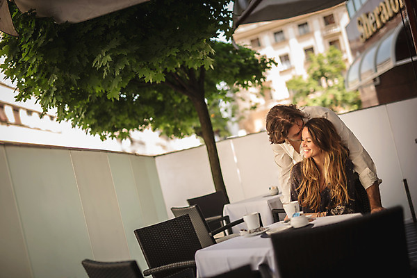 포토 JPG 주간 서양인 커플 여자 남자 데이트 탁자 미소 앉기 상반신 성인 야외 두명 앞모습 30대 식당 다정 카페 귓속말 크로아티아 성인만 국내포토 자연요소 외국인 유럽 뷰포인트 가구 컨셉 관계 모션 표정 사람 장년 상점 파일형식