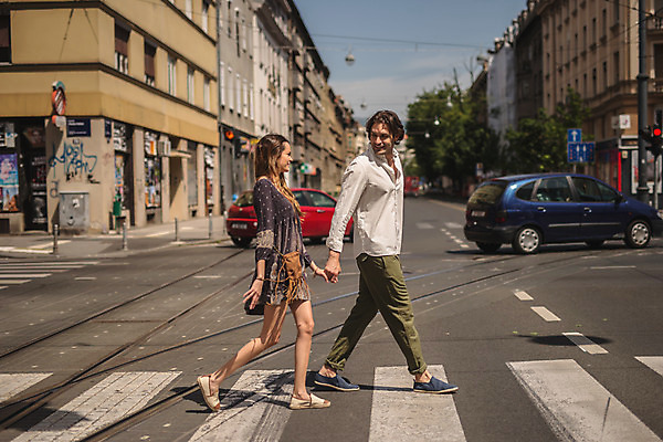 포토 JPG 주간 전신 서양인 커플 여자 남자 데이트 거리 미소 성인 야외 두명 건물 옆모습 30대 걷기 상점 손잡기 다정 도시 크로아티아 성인만 국내포토 자연요소 외국인 건축물 유럽 뷰포인트 컨셉 관계 모션 표정 사람 장년 파일형식